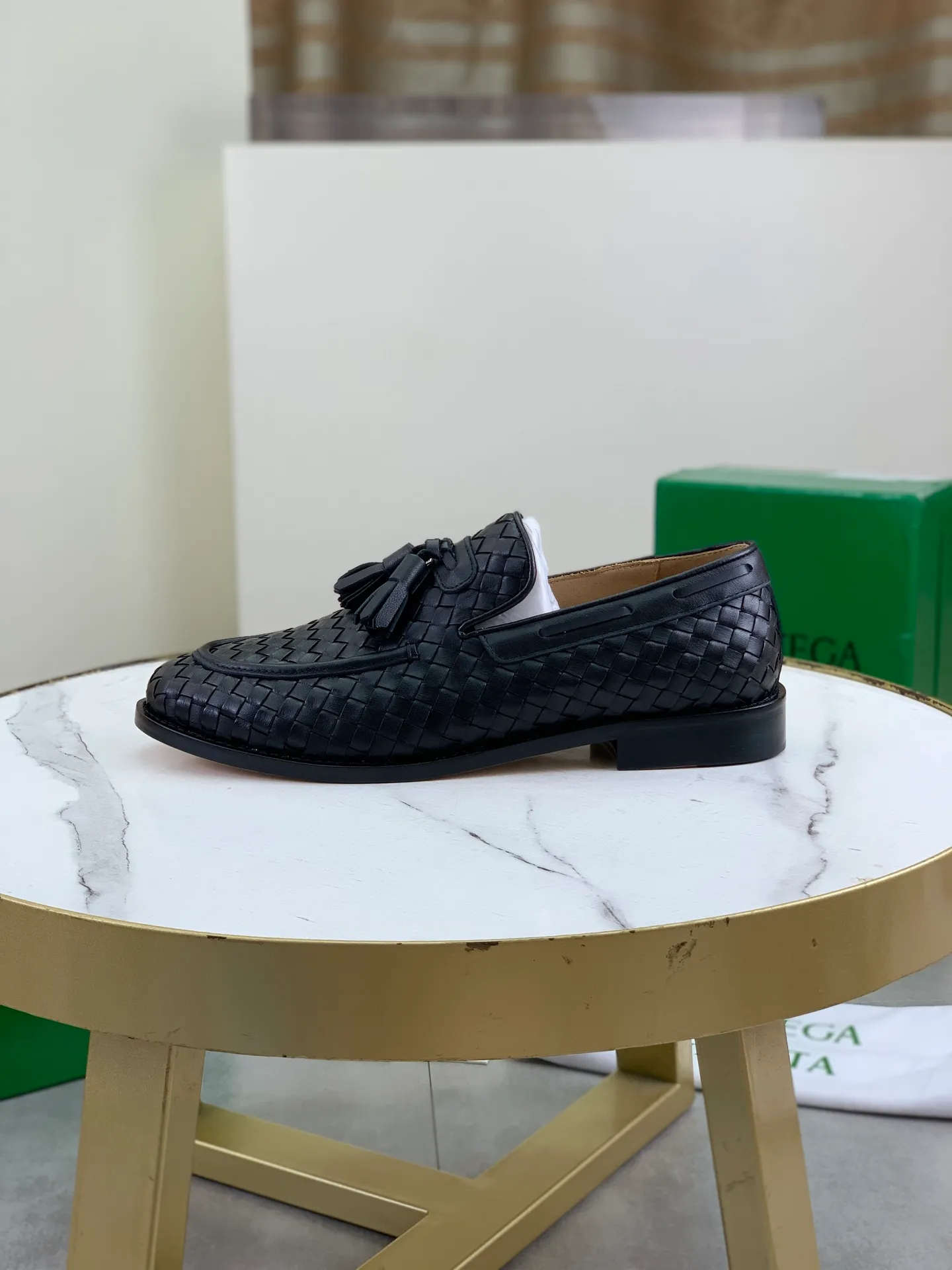 Factory price P860💰Top quality (genuine leather outsole series)💎💎💎 BOTTEGA VENETA official website synchronizes the latest model, top version of the highest version of BV business leather shoes in the market, accept material comparison, shoe type comparison, process comparison, practical and textured, versatile and suitable for any occasion, the more you look at it, the more flavorful it becomes. Pure hand-woven craftsmanship - upper material, imported original hand-woven calfskin - high-quality water-dyed cowhide inside - original private model customized handmade leather outsole -Size: female 35-39 (34 40 customized) male 39-44 (38 45 customized) Comes with original BV green box, complete packaging.